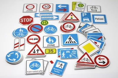 Produktbild von Verkehrszeichen-Box - 64 magnethaftende Teile im Karton