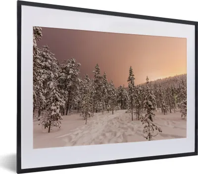 Produktbild von MuchoWow® MuchoWow® Gerahmtes Poster Die Sonne ist hinter den Bergen in Lappland untergegangen 40x30 cm - Poster mit zchwarzem Bilderrahmen - Bilderrahmen - Poster im Rahmen