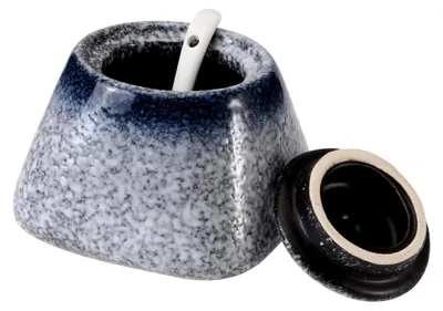 Produktbild von Keramik-Gewürzglas mit Deckel und Löffel zur Aufbewahrung von Salz, Pfeffer und anderen Gewürzen in der Küche