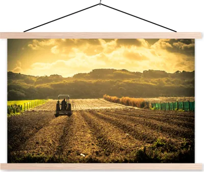 Produktbild von MuchoWow® Textilposter Traktor - Bauernhof - Berg 60x40 cm mit holzfarbenen Rahmen - Bilder