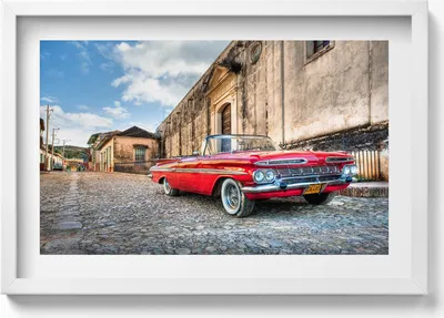 Produktbild von Rotes altes Auto in einem kolumbianischen Viertel– Wandbild mit Rahmen – Gerahmtes Bild  – Wanddekoration – 60x40 cm –  Schwarz Rahmen