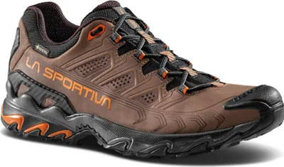 Wanderschuh "Ultra Raptor II Leather GTX" von La Sportiva in Braun mit orangefarbenen Akzenten.