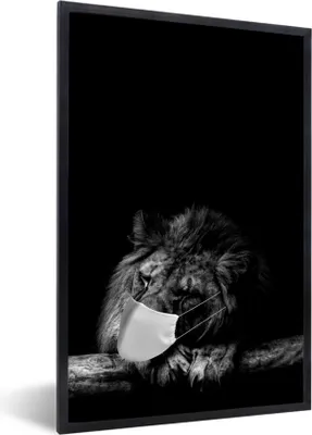 Produktbild von MuchoWow® Gerahmtes Poster Löwe mit Mundschutz - schwarz und weiß 20x30 cm - Poster mit Schwarzem Bilderrahmen Wandposter Rahmen Foto Bilder - Drucken - Bilder Poster im Rahmen