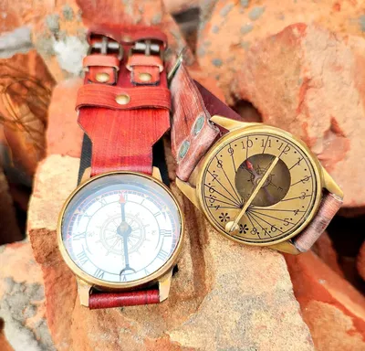 Immagine prodotto di Orologio da polso con bussola e meridiana, cinturino in pelle - Ottone antico