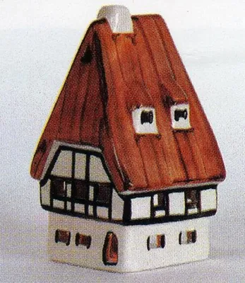 Die Wache, in detaillierter Darstellung eines Fachwerkhauses, mit einem strohgedeckten Dach.