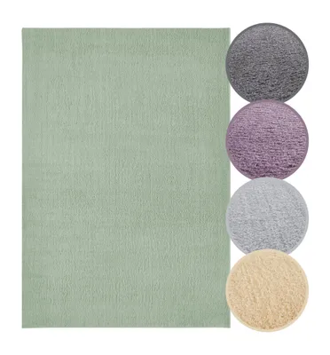 Weicher Hochflor Teppich in Salbei mit Farbmustern in Anthrazit, Grau, Lavendel, Creme.
