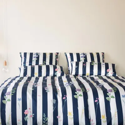 Produktbild von elegante Mako-Satin-Bettwäsche-Garnitur Flowerstripe Farbe Marine Größe 200x200+2x40x80
