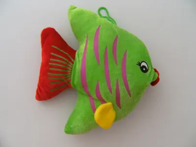 Produktbild von Stofftier Fisch 24 cm, grün rot, Kuscheltier Plüschtier, Fische Zierfische