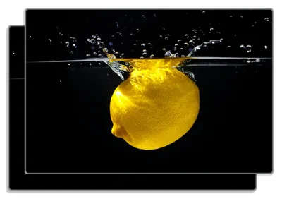 Produktbild von Wallario Frühstücksbrettchen 2er Set aus Glas, je 20 x 30 cm, mit rutschfesten Füßen, Motiv Zitrone im Wasser - Frisches Obst für die Küche