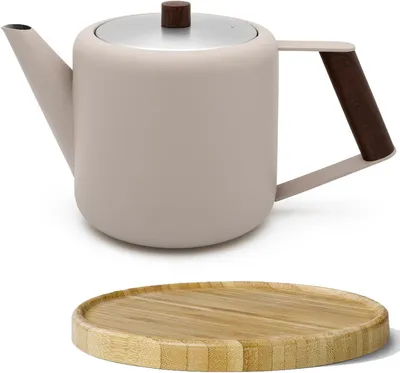 Produktbild von Doppelwandige Teekanne im Retro-Stil, 1.1 Liter, beige, mit braunem Holzuntersetzer und isolierender Edelstahlkanne für längeren Teegenuss