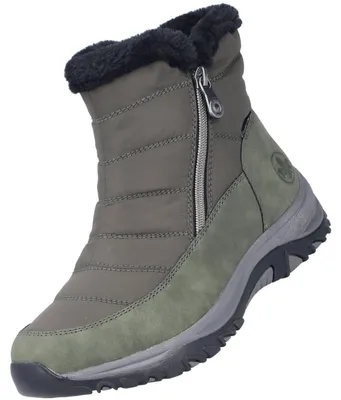 Der grüne Stiefel steht auf einem Fuß und ist von der linken Seite sichtbar Er zeigt eine robuste Sohle und eine glatte Oberfläche