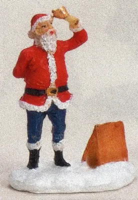 Der Weihnachtsmann hebt die Hand zum Gruß an. Neben ihm steht eine kleine, orangefarbene Tasche.