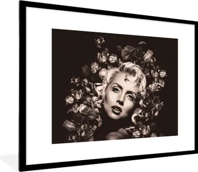 Produktbild von MuchoWow® Gerahmtes Poster Frau - Schwarz - Weiß - Blumen 80x60 cm - Poster mit Schwarzem Bilderrahmen Wandposter Rahmen Foto Bilder - Schlafzimmer-Dekorationen - Fotoposter