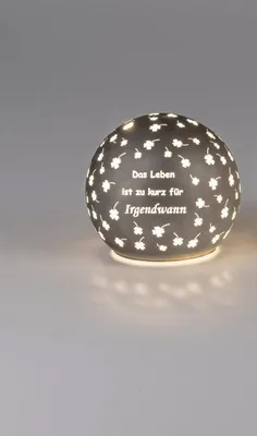 Produktbild von formano 1 Stück  Deko-Licht Kugel braun mit LED-Licht + Timer 10cm mit Spruch:Das Leben ist zu