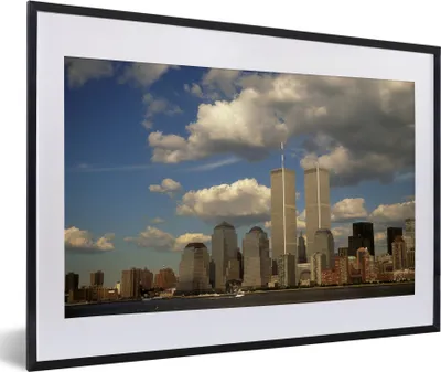 Produktbild von MuchoWow® MuchoWow® Gerahmtes Poster Wolken umgeben das World Trade Center in New York 60x40 cm - Poster mit zchwarzem Bilderrahmen - Schlafzimmer - Plakat in Rahmen - Drucken