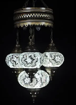 Produktbild von 4-globige türkische Hängelampe aus Mosaikglas in Weiß – orientalische Lampe mit 4 Mosaik-Glaskugeln