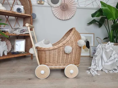 Obrázek produktu pro WikliBOX - Proutěný kočárek pro panenky přírodní s bambulkami a povlečením 45x30xV48 cm