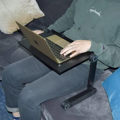 Produktbild von Laptop Ständer Höhenverstellbar Beste Lösung für Homeoffice Gesund Arbeiten & Surfen - Laptop Tisch für Bett, mit Mausablage, aus Aluminium - Klappbar Laptopständer/Laptop Halterung für 17 Zoll