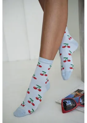 Imagen del producto de Calcetines para mujer, modelo Milena, con estampado de cerezas y rayas, color azul claro, talla 37-41