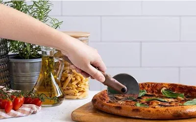 Immagine prodotto di Puperoni - Tagliapizza - Cane con frisbee