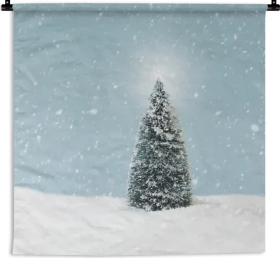 Produktbild von MuchoWow® Wandteppich Wandbehang Ein Weihnachtsbaum in einer verschneiten Landschaft und einem blauen Himmel 150x150 cm Tapisserie Dekoration Wandtuch - Wohnaccessoires - Modernes