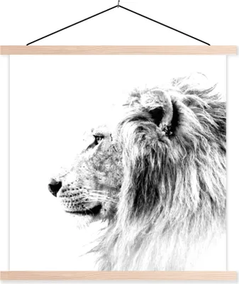Produktbild von MuchoWow® Textilposter Löwe - Schwarz - Weiß - Tiere 120x120 cm mit holzfarbenen Rahmen - Textil-Poster
