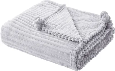 Produktbild von BELIANI Decke Hellgrau Polyester mit Streifenoptik und kleinen Bommeln Flauschig Kuschelig 150 x 200 cm Wohnzimmer Schlafzimmer