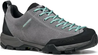 Graue Wanderschuhe für Damen; Modell "Mojito Trail GTX Wmn" von Scarpa; mit grünen Schnürsenkeln und robustem Profil.