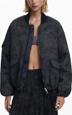 Produktbild von Stylische Damenjacke in Schwarz mit Kontrastdetails und Taschen