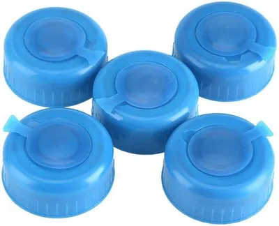 Image de Bouchon en plastique pour bouteilles - Lot de 5 pièces - Fabriqué en plastique - Diamètre de 5,5 cm - Adapté aux bouteilles de grande capacité (type "gallon")