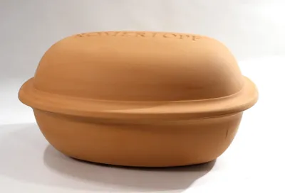 Produktbild von Römertopf Bräter für 4-6 Personen, Ton, Ofen-, Mikrowellen- und spülmaschinenfest, Schale mit Innenglasur, unglasierter Deckel, inkl. Kochbuch (100 Rezepte), 2 Topflappen
