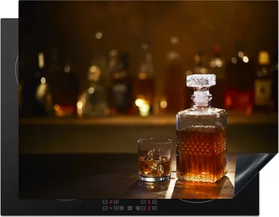 Produktbild von KitchenYeah© Herdabdeckplatte Eine Flasche Whiskey auf einer Bar , 77x59cm, Küche Deko, Glaskeramikkochfeld Herdabdeckung, Abdeckplatte fùr Kochfeld