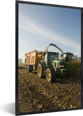 Produktbild von MuchoWow® Gerahmtes Poster Traktor - Anhänger - Mais - Grün - Landleben 40x60 cm - Poster mit Schwarzem Bilderrahmen Wandposter Rahmen Foto Bilder - Papierdruck - Wandbilder