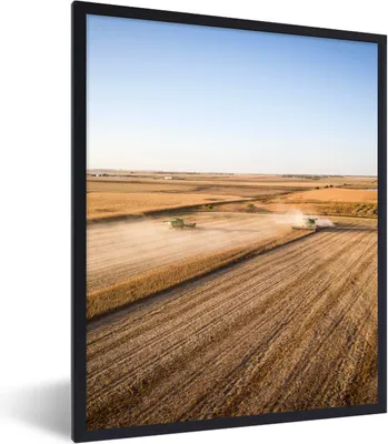 Produktbild von MuchoWow® Gerahmtes Poster Feld - Bauernhof - Traktor - Landwirt - Landleben 60x80 cm - Poster mit Schwarzem Bilderrahmen Wandposter Rahmen Foto Bilder - Premium - Wanddeko Wohnzimmer