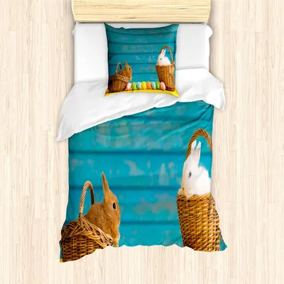 Image de ABAKUHAUS Ensemble housse de couette Lapin de Pâques, deux adorables lapins de Pâques sur fond bleu bois, œufs colorés dans des tons pastel, 135 x 200 cm + 80 x 80 cm, multicolore