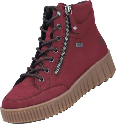 Auf dem Bild ist ein roter Stiefel zu sehen der seitlich abgebildet ist. Die Form des Stiefels ist elegant und die Oberfläche wirkt glänzend.
