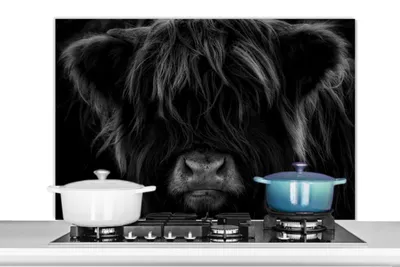 Produktbild von KitchenYeah®  Spritzschutz Küche - Küchenrückwand - Wandschutz für Herd und Spüle - Schottisches Hochlandrind - Kuh - Schwarz - Weiß - Porträt 100x65 - Alu-Dibond (Alternative zum Spritzschutz aus Gla