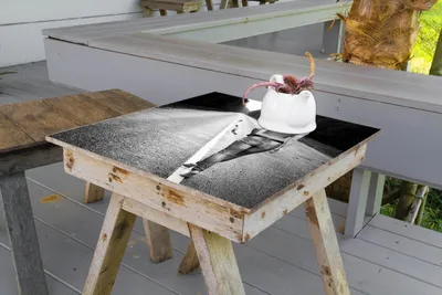 Produktbild von Wallario selbstklebende Möbelfolie/ Tischdecke für Innen und Außen, Größe: 70 x 70 cm - Frau auf einem Strich laufend