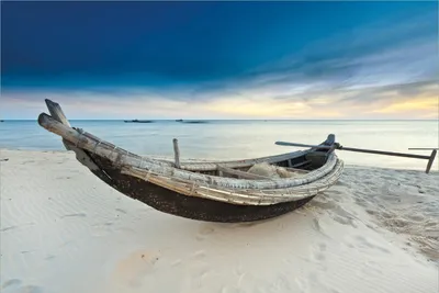 Produktbild von Wallario Premium Vliestapete Fototapete Fischerboot am Strand mit Sonnenuntergang in der Größe 400 x 267 cm, extra dick, wird in 5 Teilen geliefert