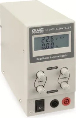 Zdjęcie produktu dla Regulowany zasilacz laboratoryjny QuatPower LN-3003 | Napięcie wyjściowe 0 - 3 V | Ograniczenie prądu 0 - 3 A | Technologia zasilacza impulsowego | Do warsztatu, szkoły, hobby | Temperatura pracy 0 - 40°C | Kompaktowy