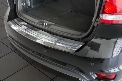 Imagen del producto de Protector para el paragolpes trasero de acero inoxidable Avis, de ajuste perfecto