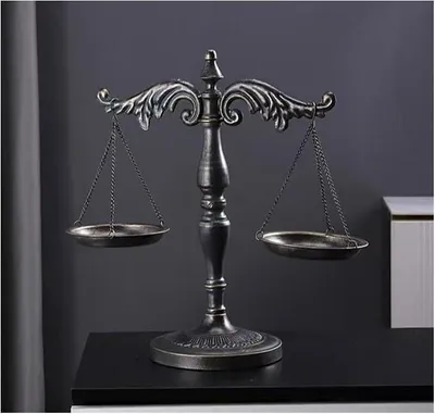 Imagen del producto de Regalos para inauguración: Escultura de balanza de hierro, balanza de justicia de metal, decoración para oficina o escritorio, decoración única (bronce)