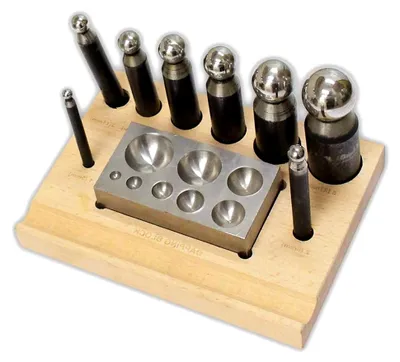 Produktbild von 8-teiliges Kugelpunzen-Set mit Würfelanke
