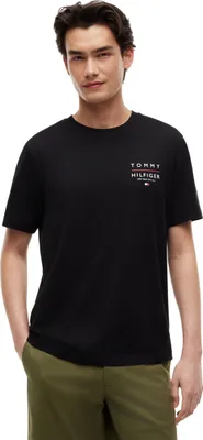 Productafbeelding van Tommy Hilfiger heren T-shirt met korte mouwen, "Brand Love" logo links op de borst en ronde hals