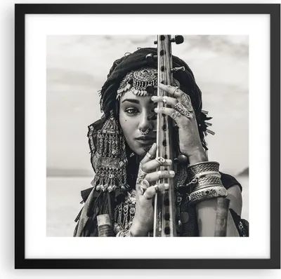Produktbild von Gerahmtes Poster - Schwarzer Rahmen - Frau ethnisch Schmuck - 40x40 cm - Wand Bild - Wanddeko - Wandbilder - Kunstposter - Wandposter - Bilderrahmen - Bilder - Kunstdruck - P2BAC40x40-5027