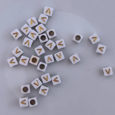 Immagine prodotto di Perline a forma di lettera, 30 pezzi, 6x6 mm, bianche con oro, quadrate, lettera V