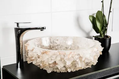 Zdjęcie produktu dla Umywalka z geodą z kryształu górskiego  45 x 45 x 15