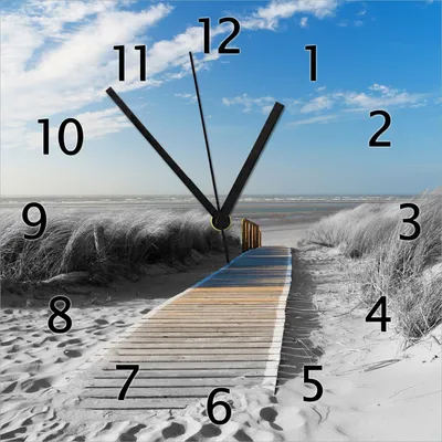 Produktbild von Wallario Design Wanduhr Auf dem Holzweg zum Strand in schwarz-weiß Optik aus Echtglas, Größe 30 x 30 cm