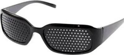 Produktbild von Lochbrille aus Kunststoff mit kleinen Löchern – Anti-Ermüdungsbrille für Augentraining und Sport