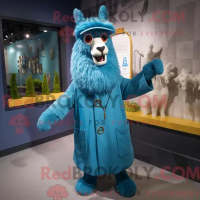 Produktbild von Maskottchen REDBROKOLY eines blauen Lamas mit Regenmantel und Krawattennadeln